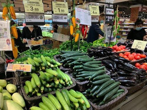 郓城利民街吃瓜,夏日吃瓜盛宴，品味民俗风情