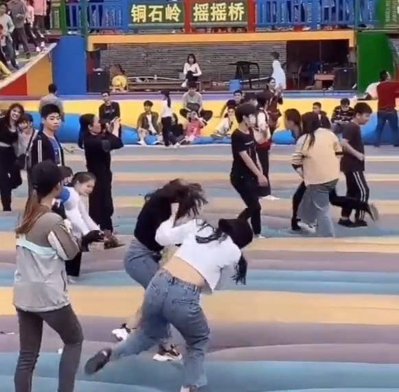 吃瓜女子打架,现场画面曝光引热议